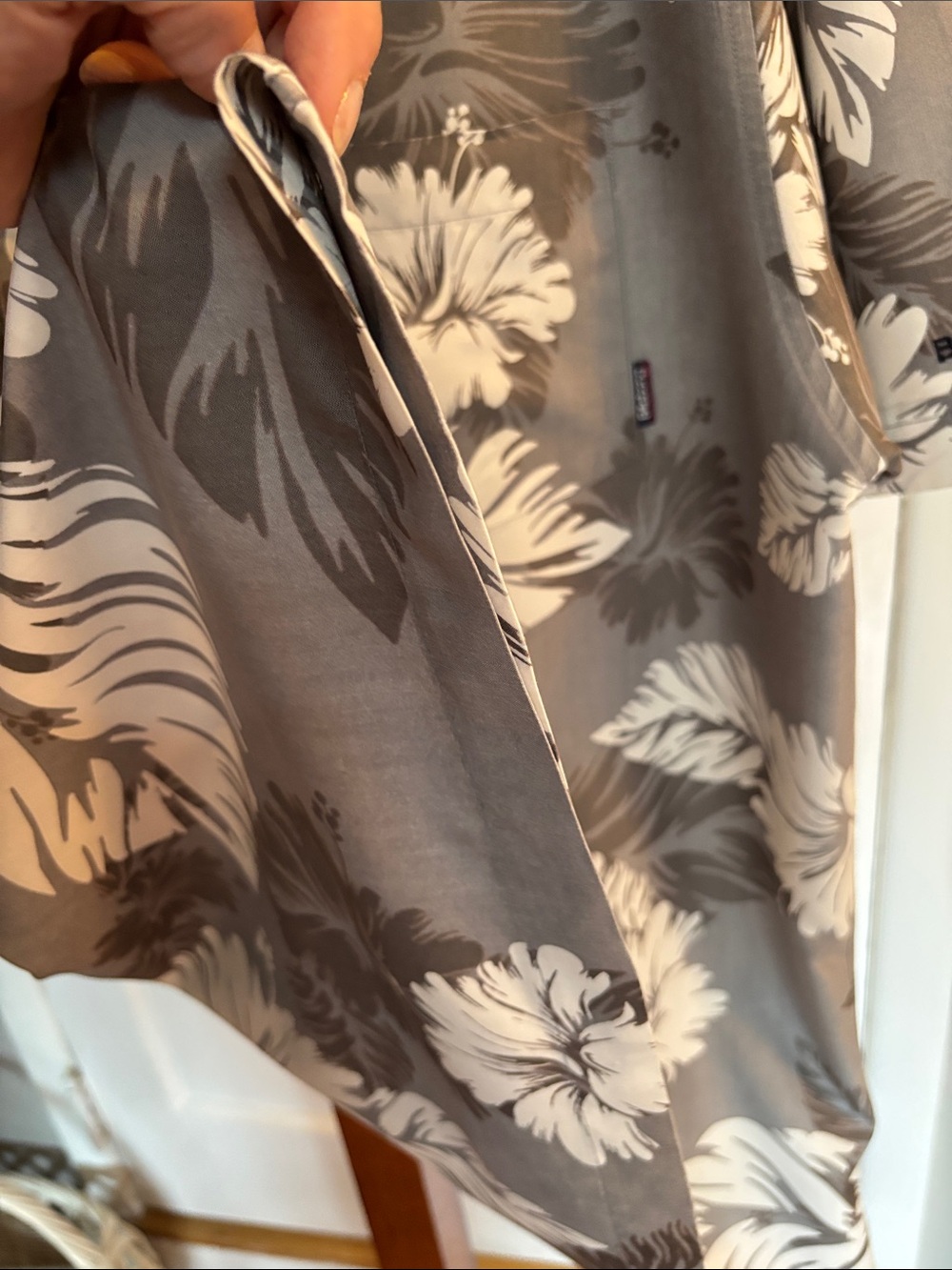 Men’s Billabong Hawaiian Shirt Gray/ White Floral Dramatic but understated. XL - Picture 5 of 8